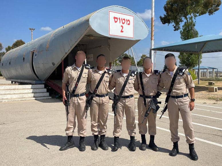 החמישייה הפותחת. בוגרי המכינה בקורס הטיס